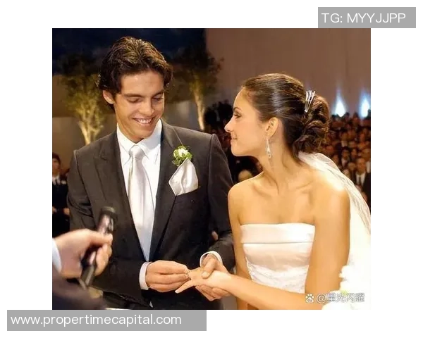 《足球场上的深情瞬间：球星们展现真挚情感与无尽热爱》