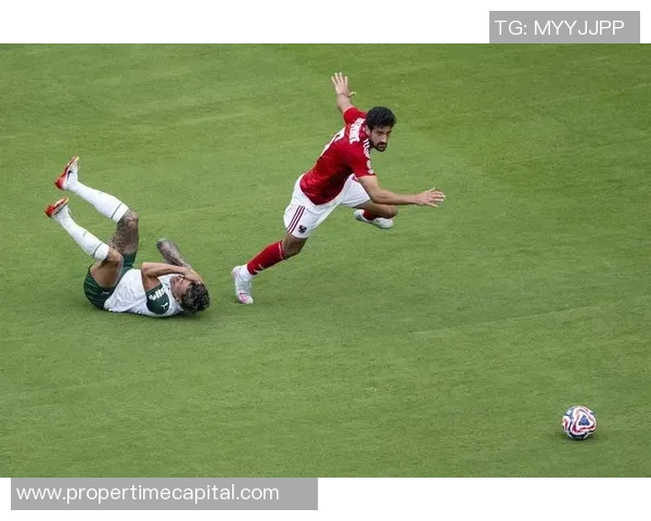 足球场上的惊艳瞬间：盘点那些令球迷疯狂的足球远射进球