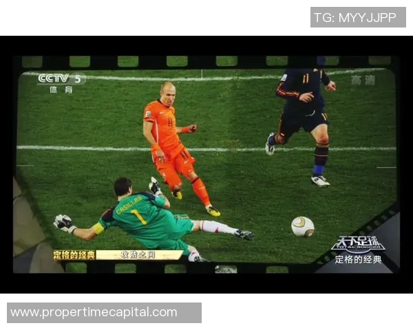 足球巨星定格瞬间打造经典海报诠释赛场荣耀与激情