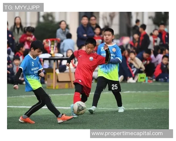 闪耀绿茵赛场的传奇巨星展现足球艺术与激情魅力瞬间 闪耀绿茵赛场的传奇巨星展现足球艺术与激情魅力瞬间